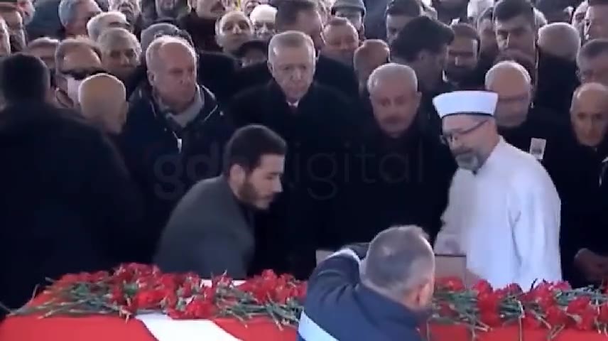 Erdoğan, Baykal'ın cenaze töreninde yalnızca İnce ile tokalaştı