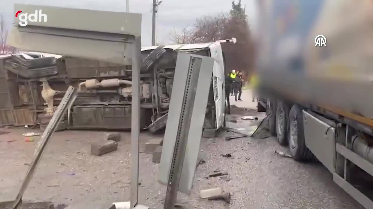Balıkesir'de okul servisi ve tır çarpıştı: 26 yaralı