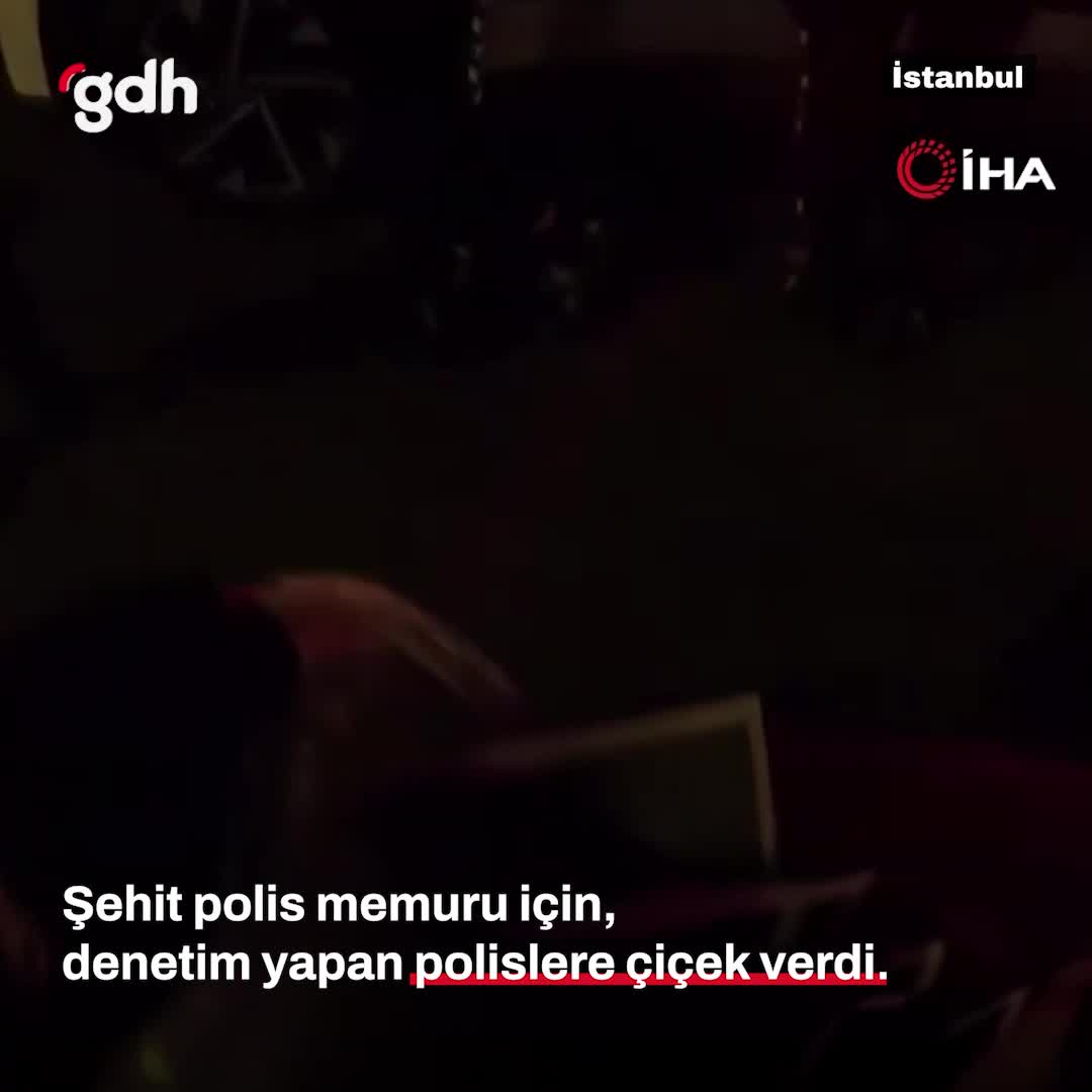 Motokurye, Şehit Polis Yılmaz'ın anısına kadın polislere çiçek verdi