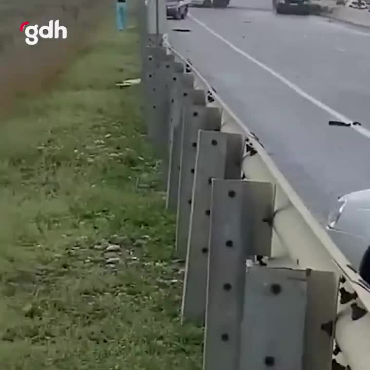 Rusya'da dizel yakıt dökülen yolda 32 araç kazaya karıştı