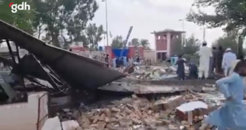 Pakistan'da camide patlama: Çok sayıda ölü ve yaralı var