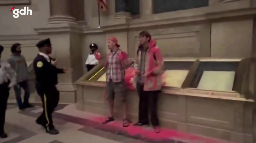 İklim aktivistleri, Biden'ı protesto için Kongre'ye girdi