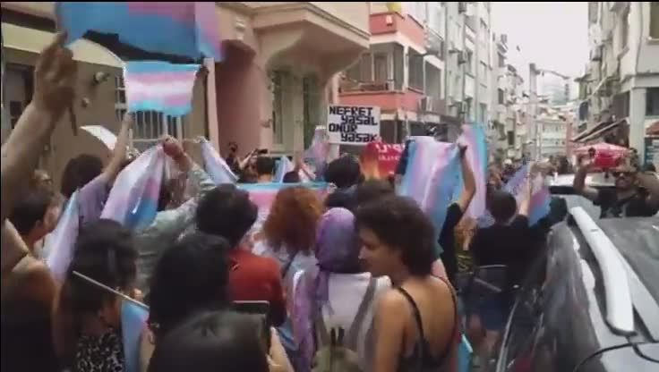 İstanbul Harbiye'de LGBT'li grup Erdoğan aleyhine slogan attı