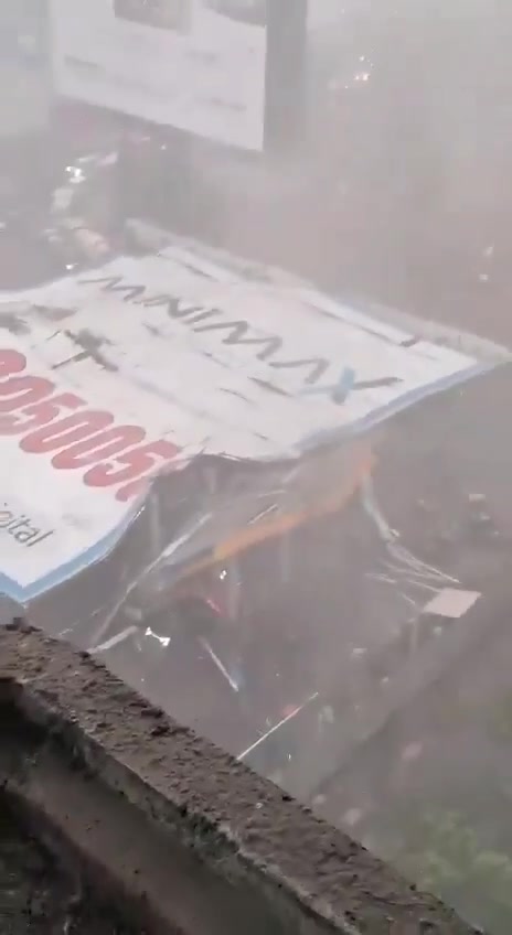 Mumbai'de reklam panosu istasyona düştü: 8 ölü