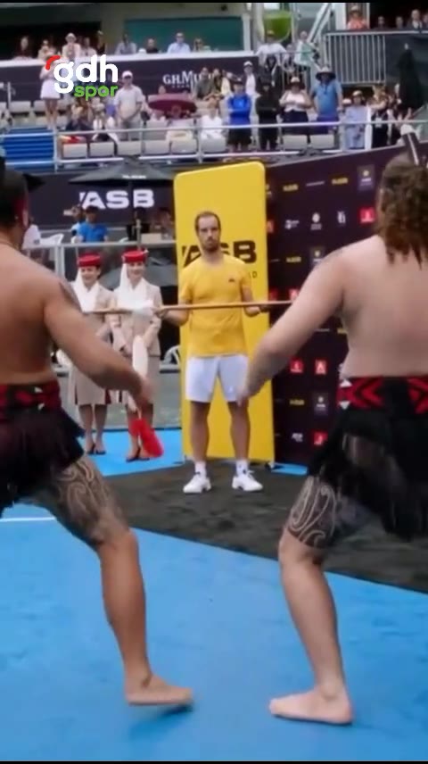 Gasquet, Yeni Zelanda'daki kupa töreninde haka'yı izliyor