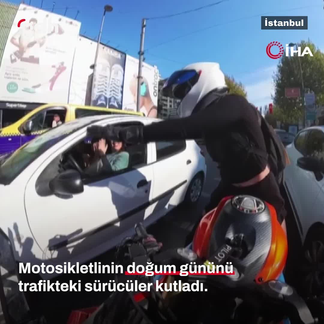 Motosiklet sürücüsü doğum gününü böyle kutladı!
