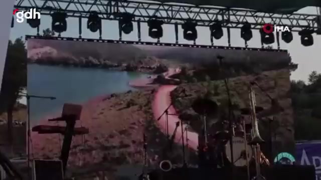 Adana'da bir kişi Manuş Baba konserini el işiyle bekledi