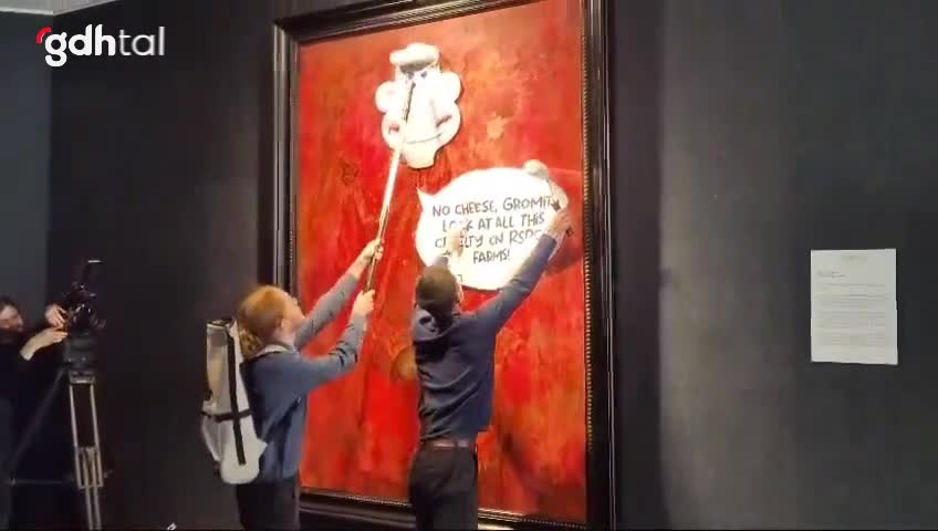 Kral 3. Charles'ın portresine hayvan hakları saldırısı