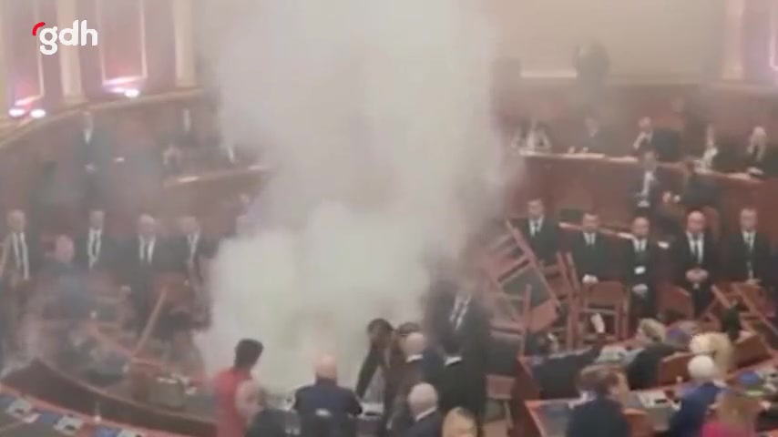 Arnavutluk'ta muhalefet, Meclis'te sis bombası kullandı