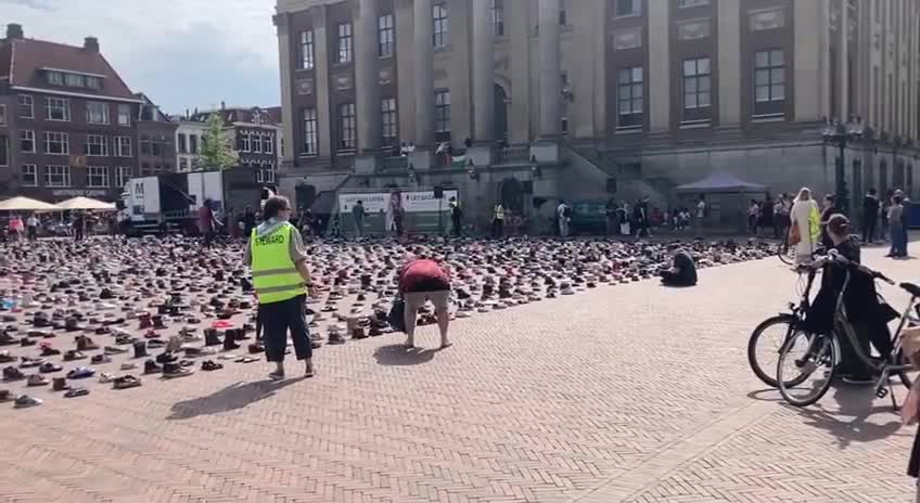Groningen'de Gazze kurbanı çocuklar için 16.000 ayakkabı sergilendi