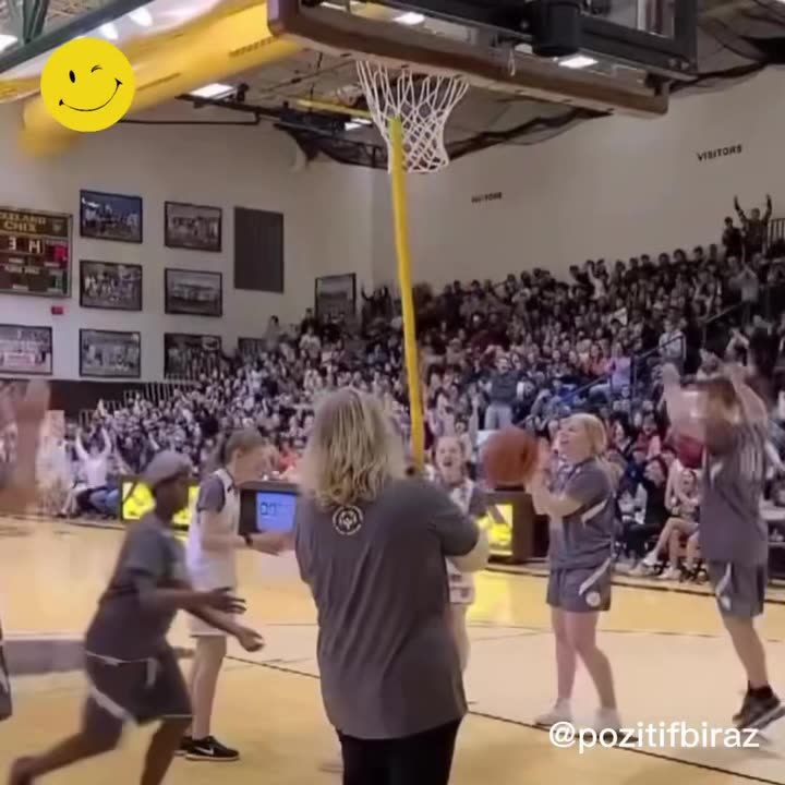 Görme engelli öğrenci basket atarken sessizlik, sonra coşku