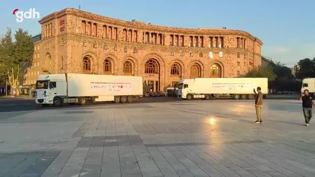 Fransa, Karabağ'daki Ermenilere yardım tırları gönderdi