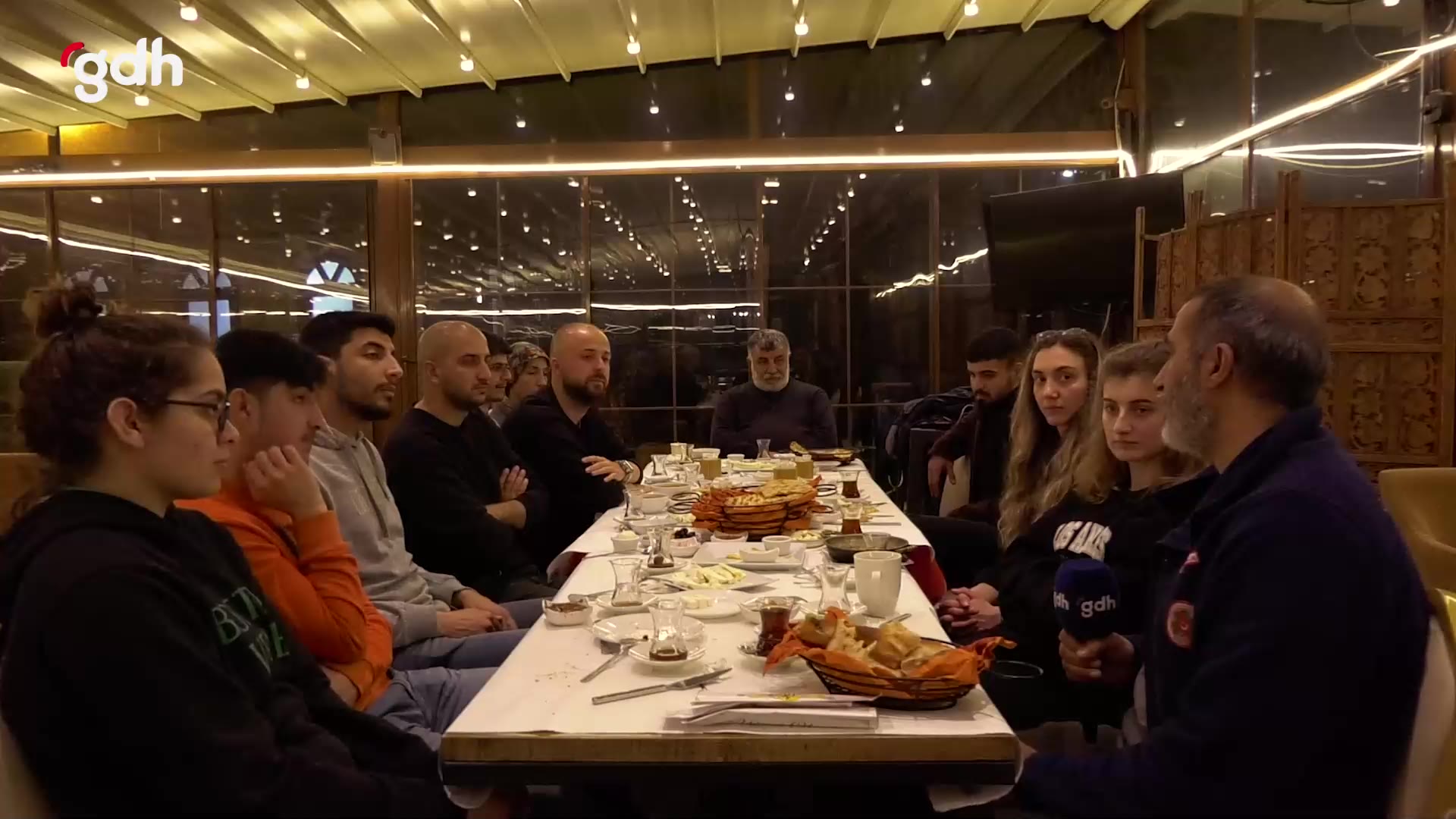 Malatya Antik Kafe'de Depremzedelerle Sahur Anları