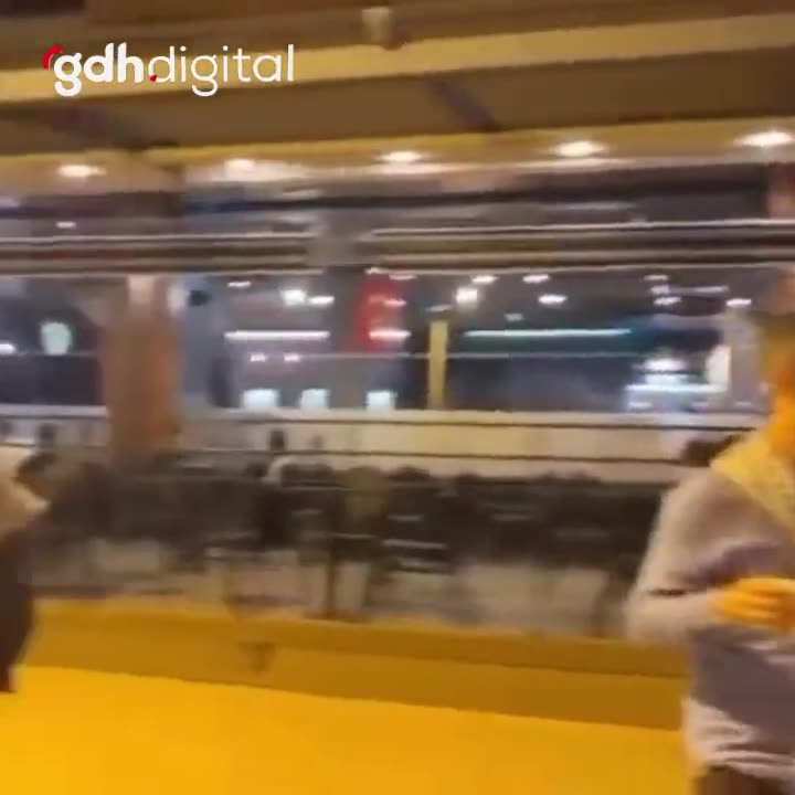 Adana'da vatandaşlar, Starbucks önünde ücretsiz kahve dağıttı