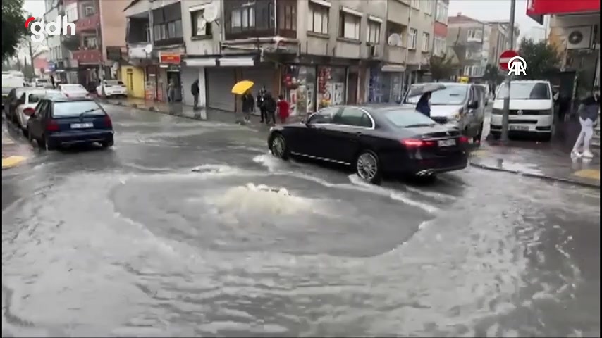 Küçükçekmece'de sağanak, Kanarya Mahallesi'ni su bastı