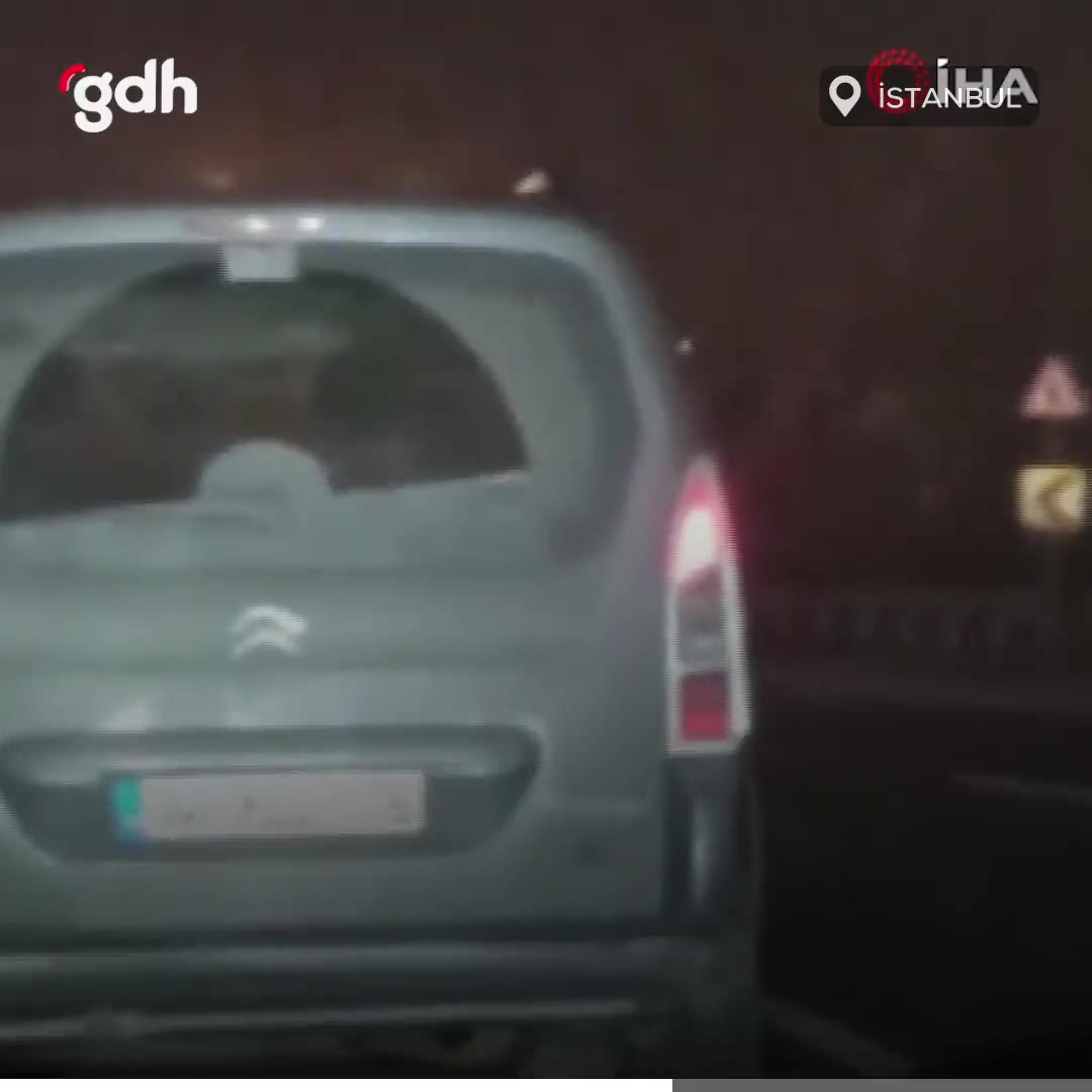 Arnavutköy'de hafif ticari araçta kavga anları görüntülendi