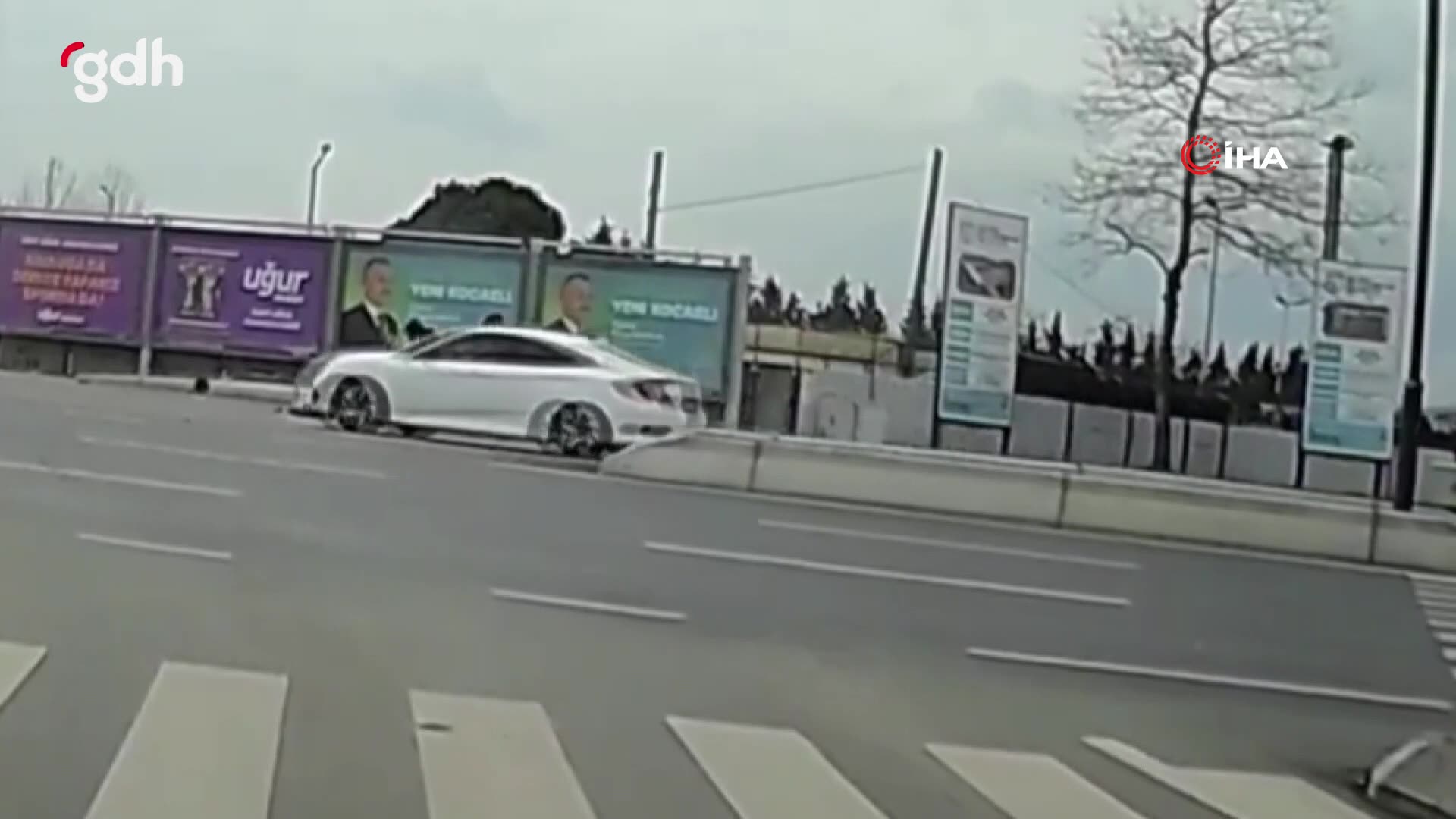 İzmit'te kırmızı ışıkta yaya geçidini geçen genç yaşamını yitirdi