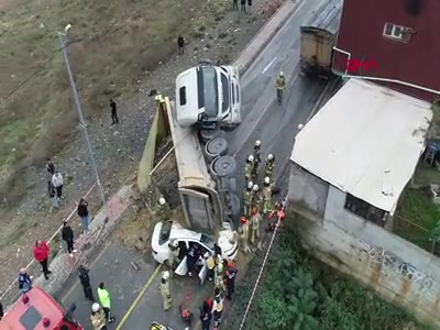 Başakşehir'de hafriyat kamyonu otomobilin üzerine devrildi