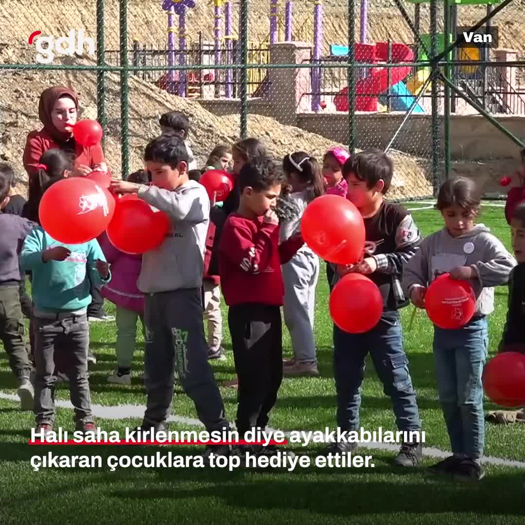 Van'da ayakkabısını çıkaran çocuklara hediye top verildi