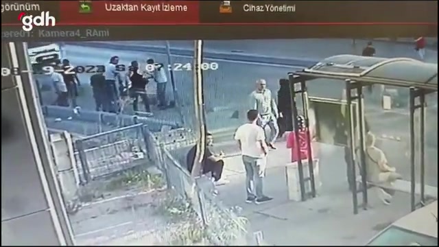 Bıçaklı saldırıya polis müdahale etti: Ayaklarından vurdu