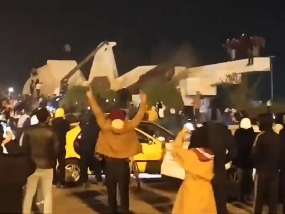 Hama'da muhalifler, Hafız Esad heykelini yıktı
