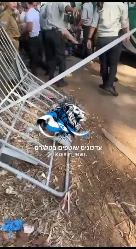 Tel Aviv'de kamyon otobüs durağına çarptı, askerler yaralı