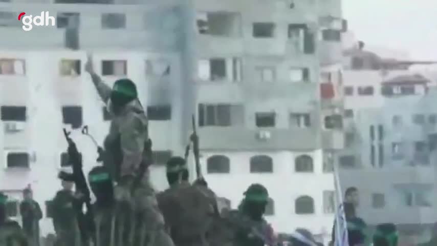 El Kassam savaşçıları 3 kadın esiri Kızıl Haç'a teslim etti