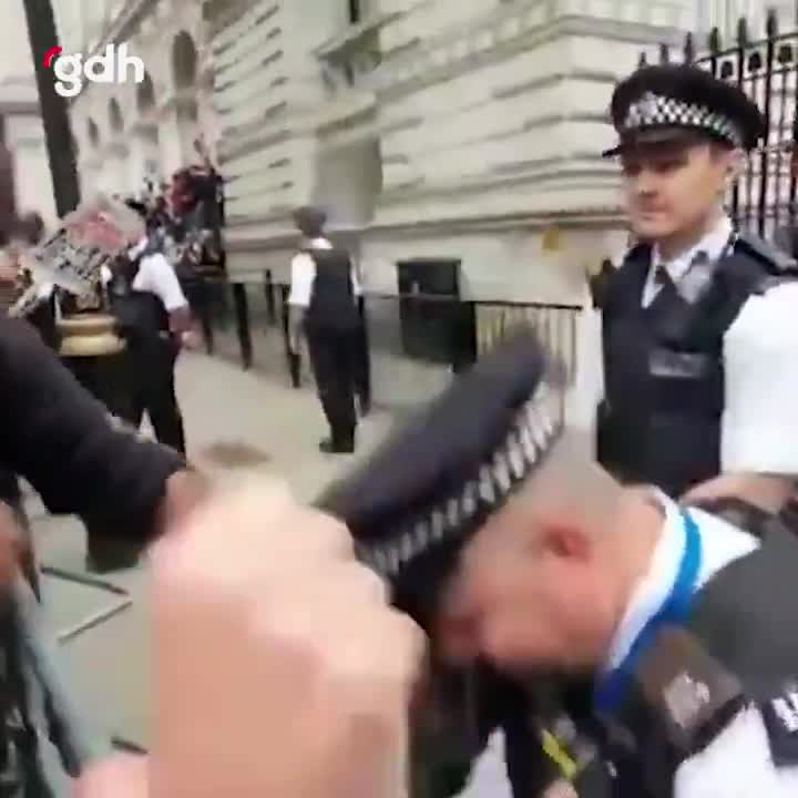 Polisin ırkçılık karşıtı protestocular önünde eğilmesi tepki topladı