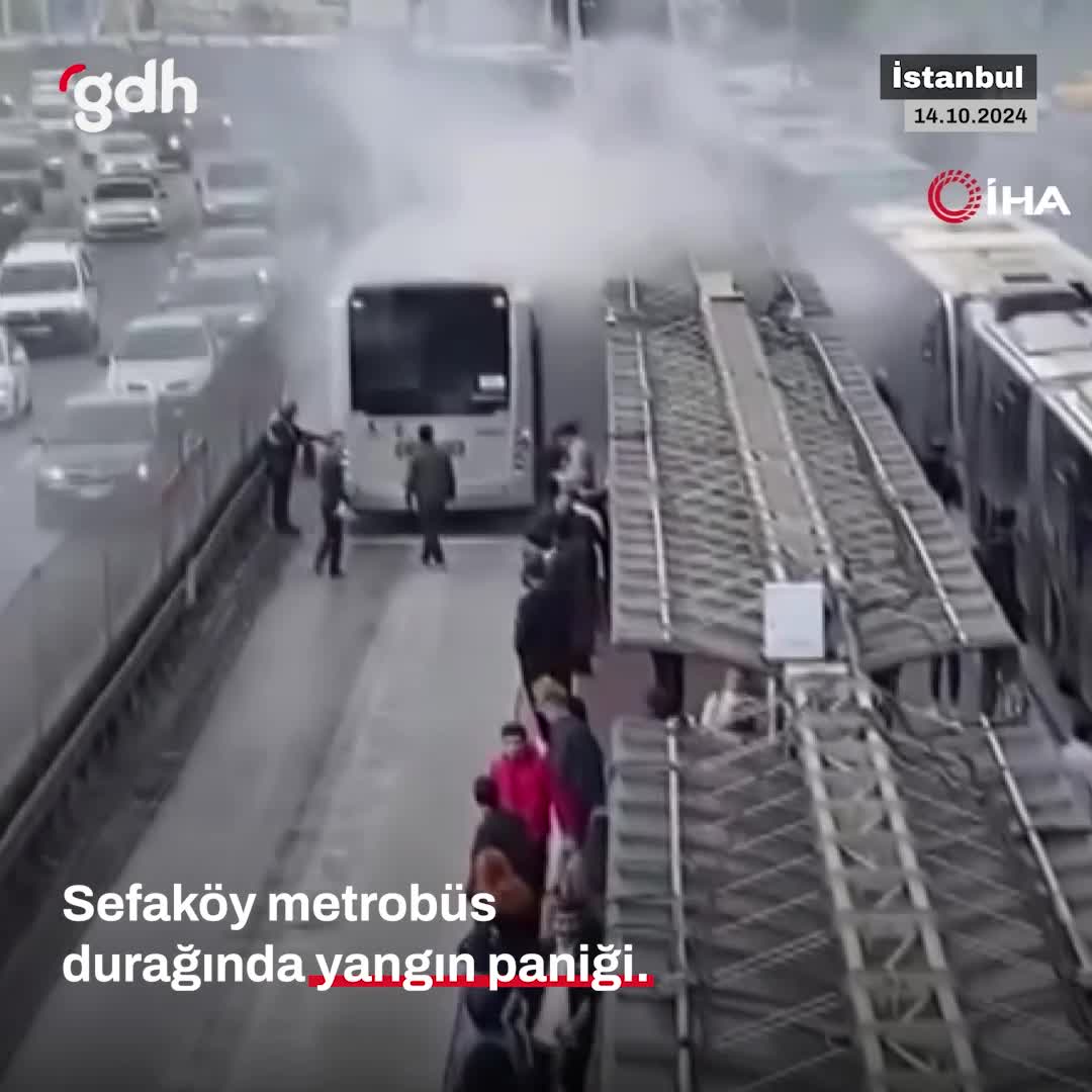 İstanbul Sefaköy durağında bir metrobüste yangın çıktı