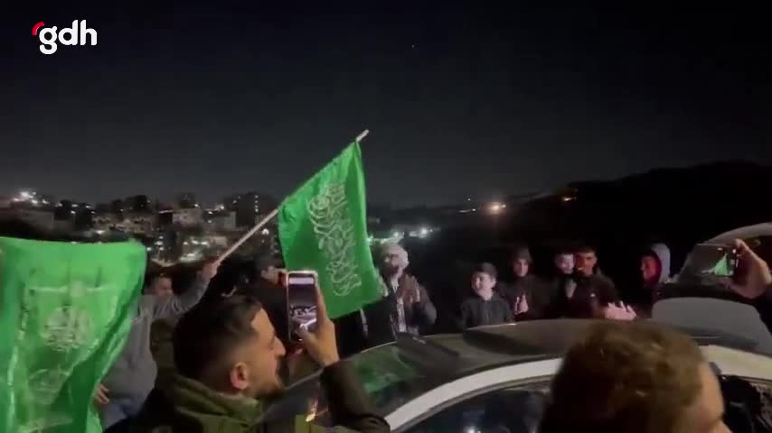 Filistinli esirlerin yakınları Ofer Cezaevi'nde kutlama yapıyor