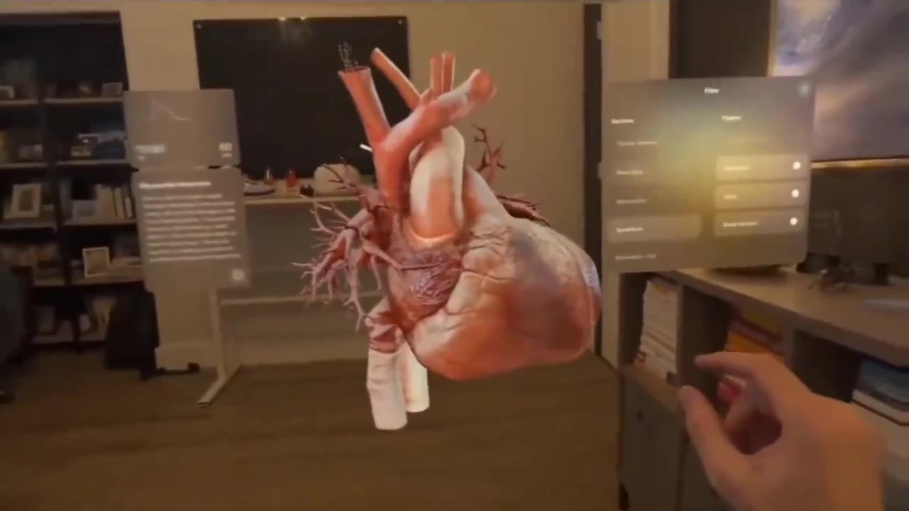 Apple Vision Pro ile tıp öğrencisinin ders çalışması