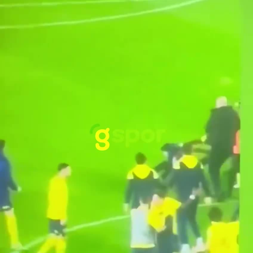 Osayi Samuel'in sahaya dalan taraftarı yumrukladığı anlar