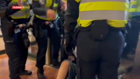 Hollanda polisi, destek eyleminde başörtülü öğrenciyi gözaltına aldı