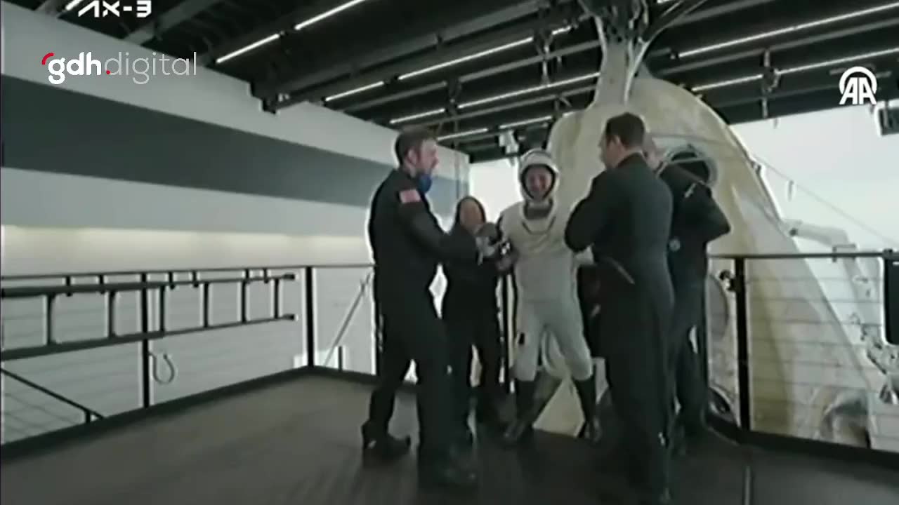 Türkiye'nin ilk astronotu Alper Gezeravcı, Dragon'dan çıktı