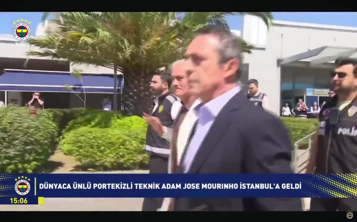 Mourinho, havaalanında Fenerbahçe taraftarını selamladı