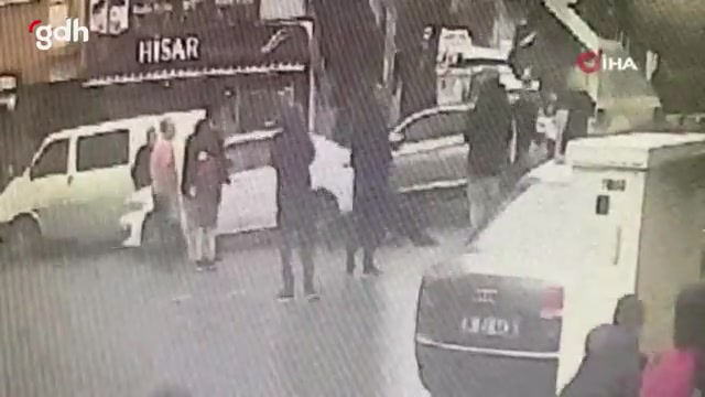 Gaziosmanpaşa'da 2 çocuğuyla karşıya geçerken can verdi