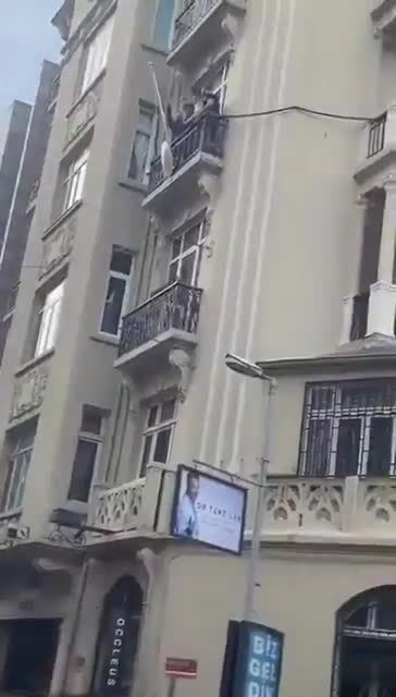 İstanbul Suriye Konsolosluğu'nda rejim bayrağı indirildi