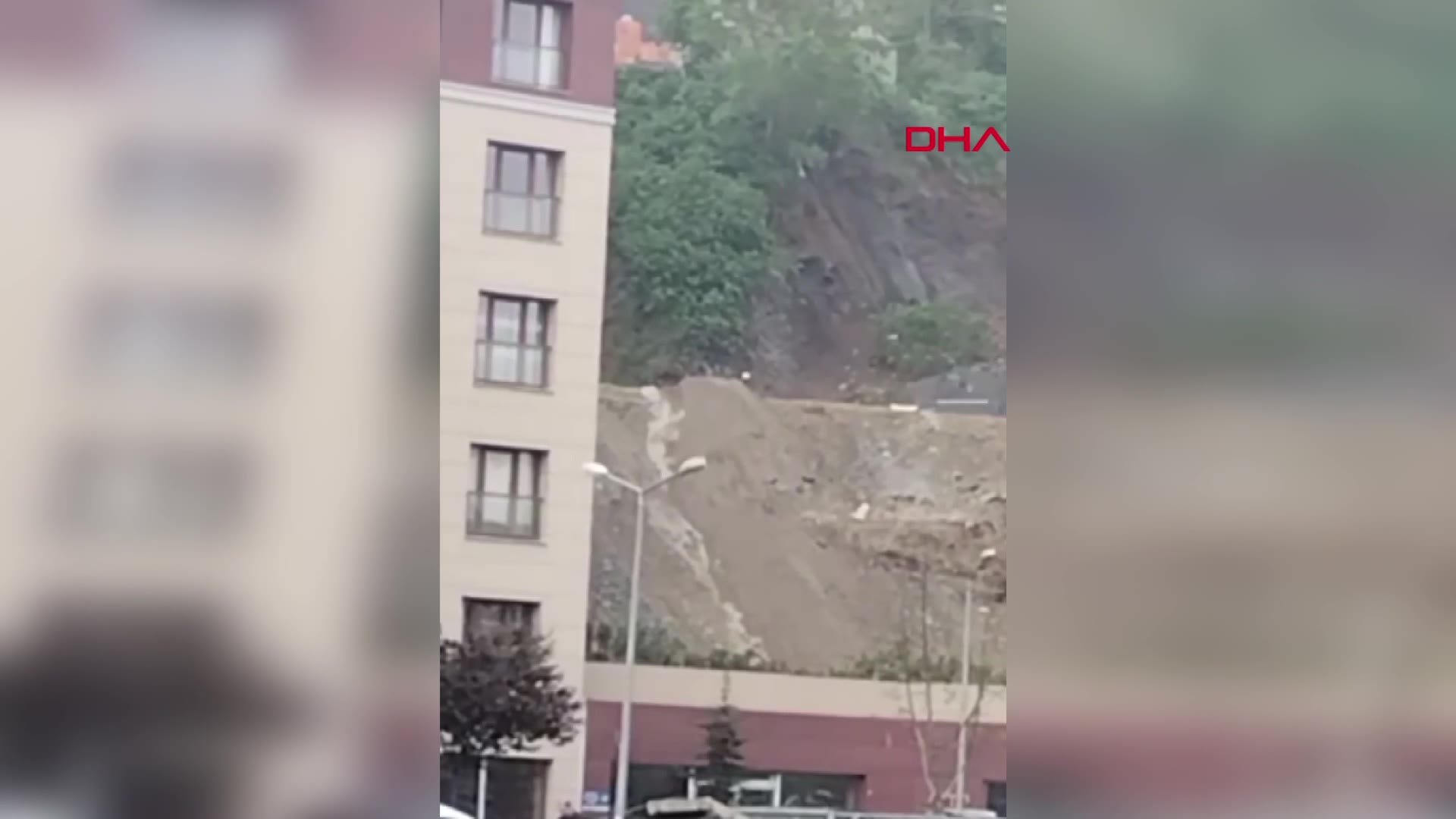 Gaziosmanpaşa'da toprak kayması: 14 evden 70 kişi tahliye edildi