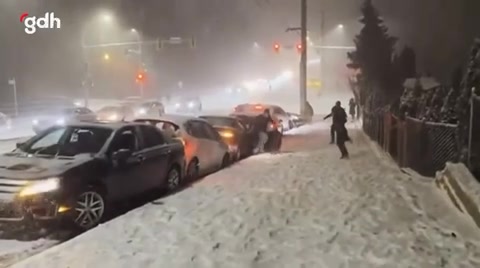 Görüntüler kar yağışının yolları dondurduğu ABD'den