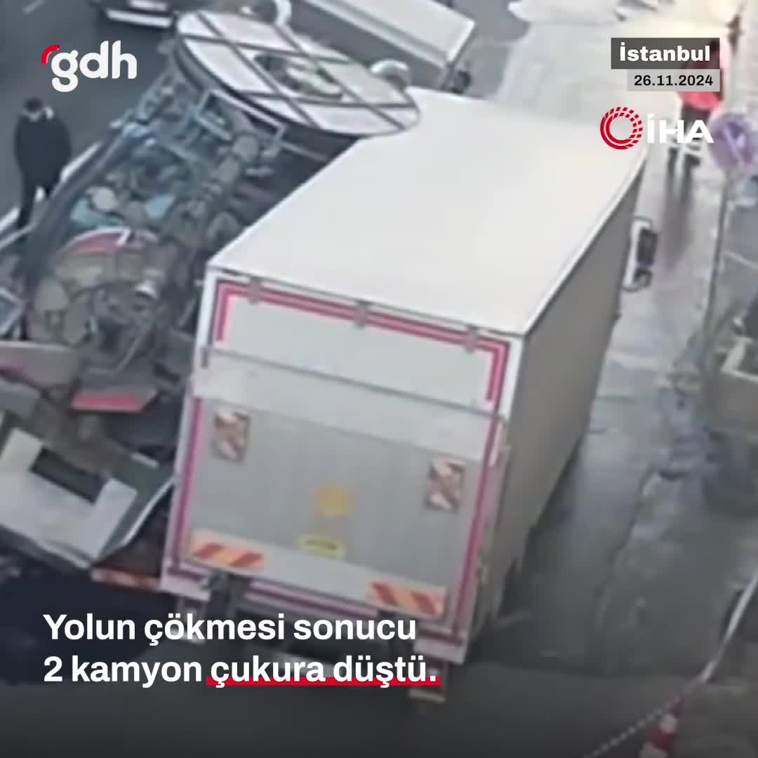 Güngören'de yol çökmesi: 2 kamyon çukura düştü