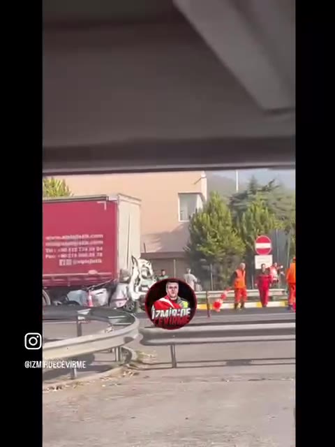 İzmir'de 2 tır arasında kalan araçtaki 2 kişi öldü