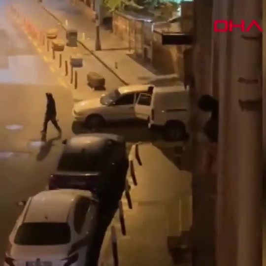 Kağıthane'de hırsız çaldığı elektronik parçalarla kaçtı!
