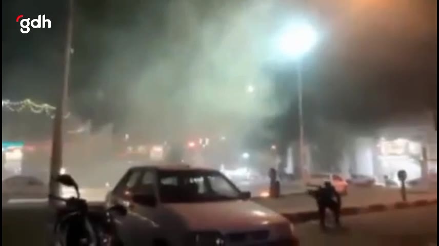 Kirman'da protestocular "Hameney'e ölüm" diyerek çatıştı