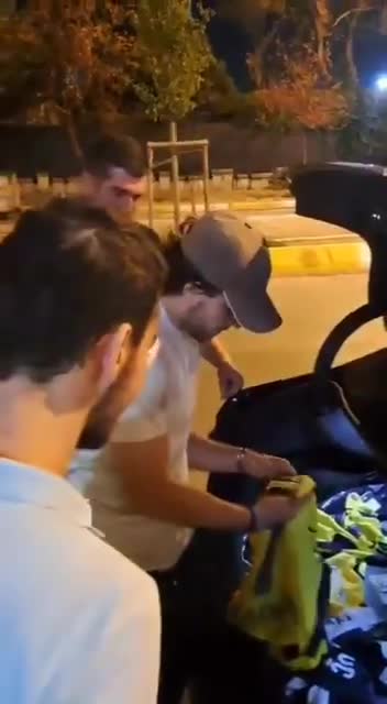 Ferdi Kadıoğlu'ndan taraftara forma hediyesi: "Medium olur mu?"