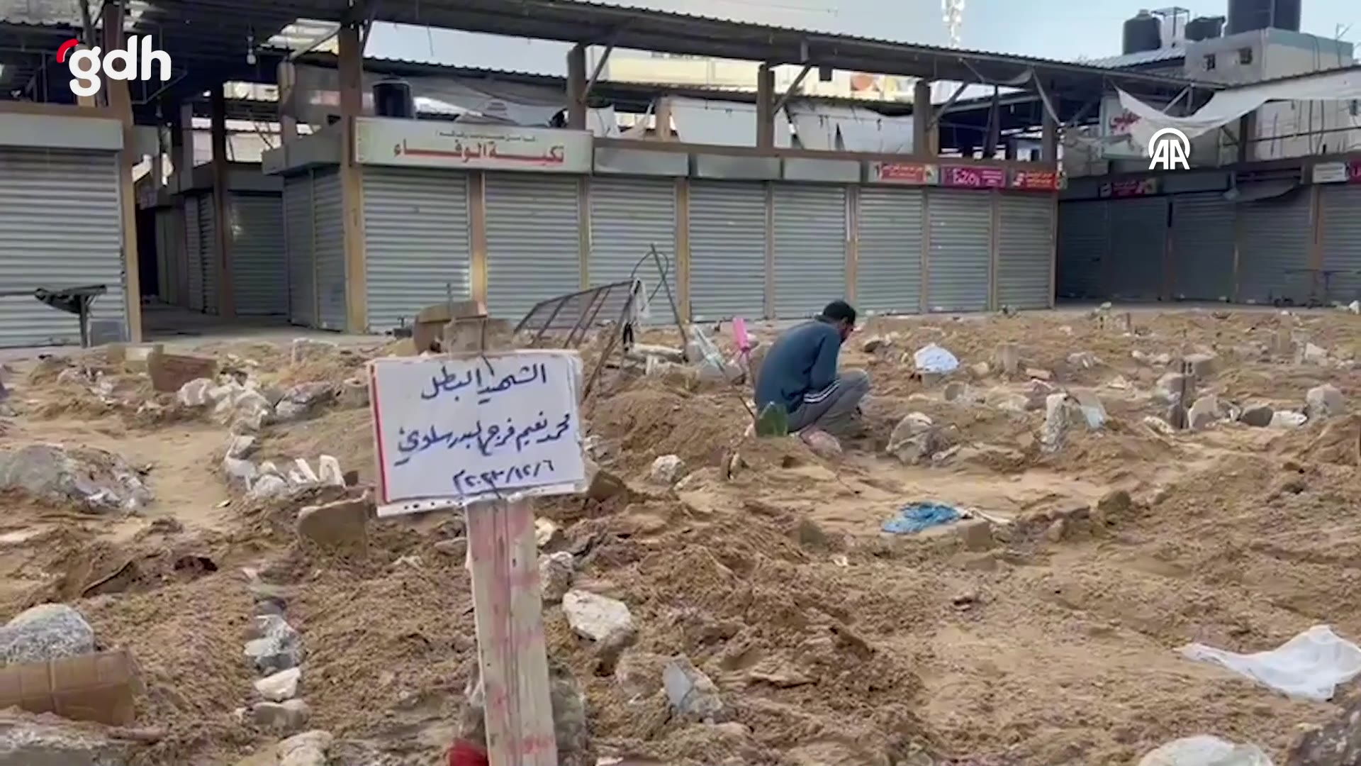 Cebaliye kampında siviller toplu mezarlıklar oluşturuyor