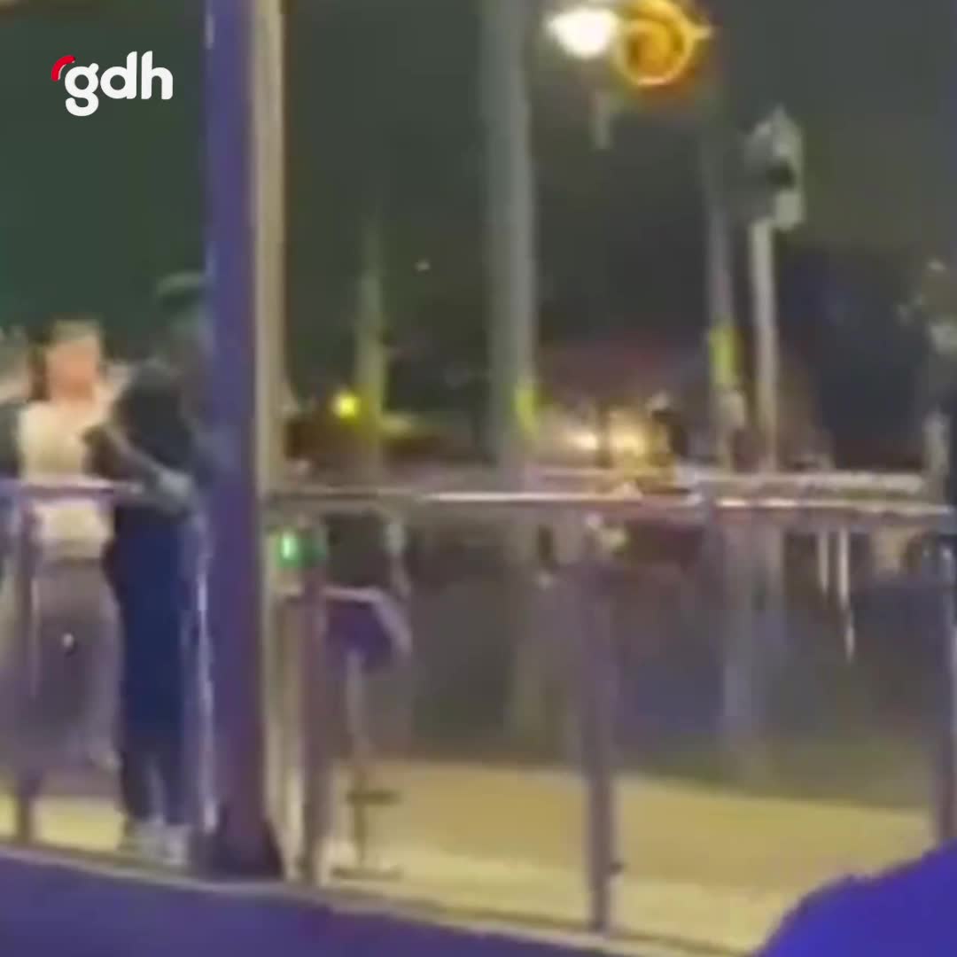 İzmir’de sigara içen şahıs tramvaydan dövülerek atıldı