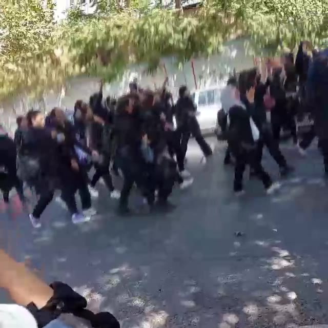 İran'da lise öğrencilerinden "diktatöre ölüm" sloganları