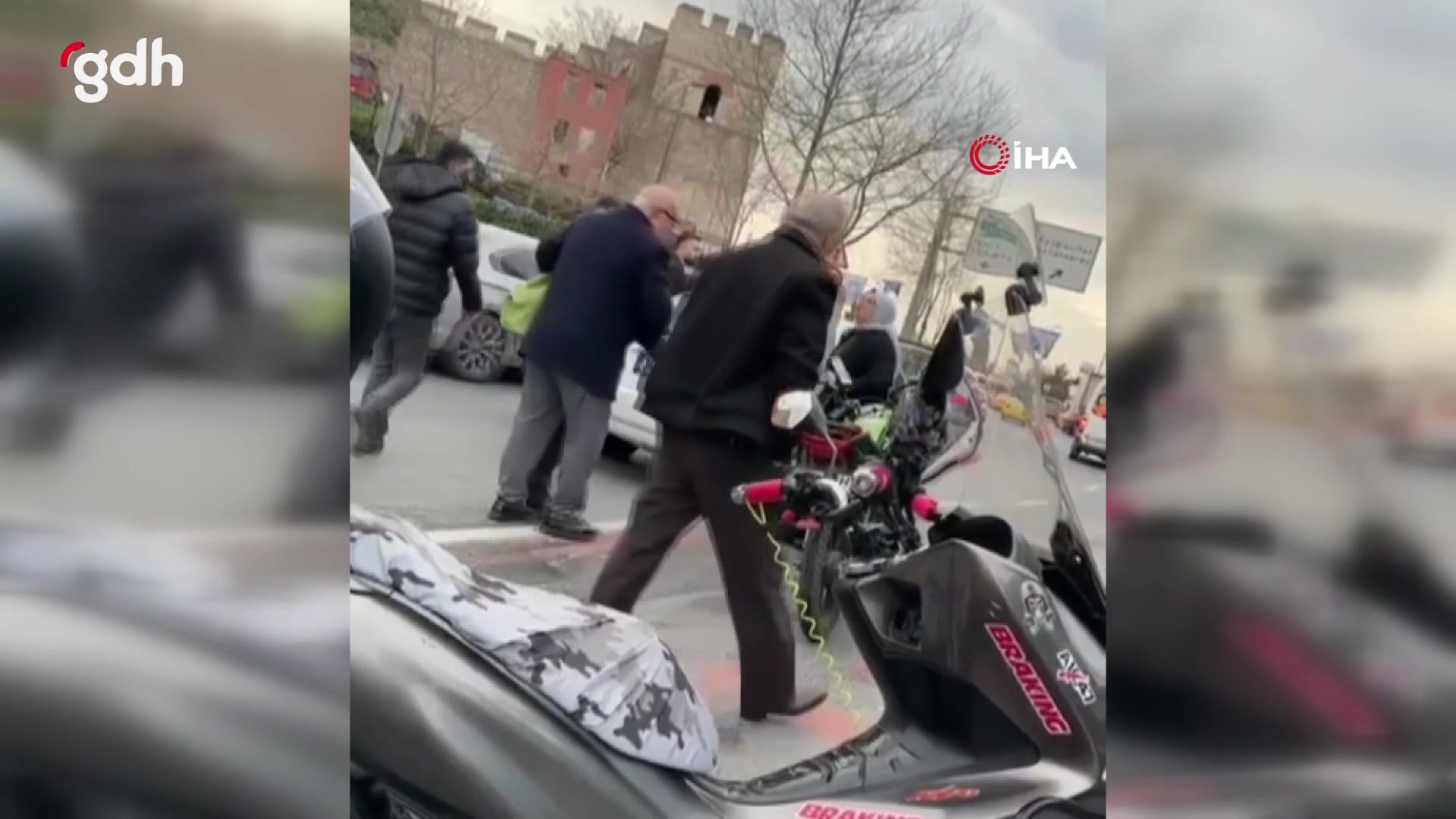 Fatih'te motorcu kadına tehdit: "Kemiklerini kırarım!"