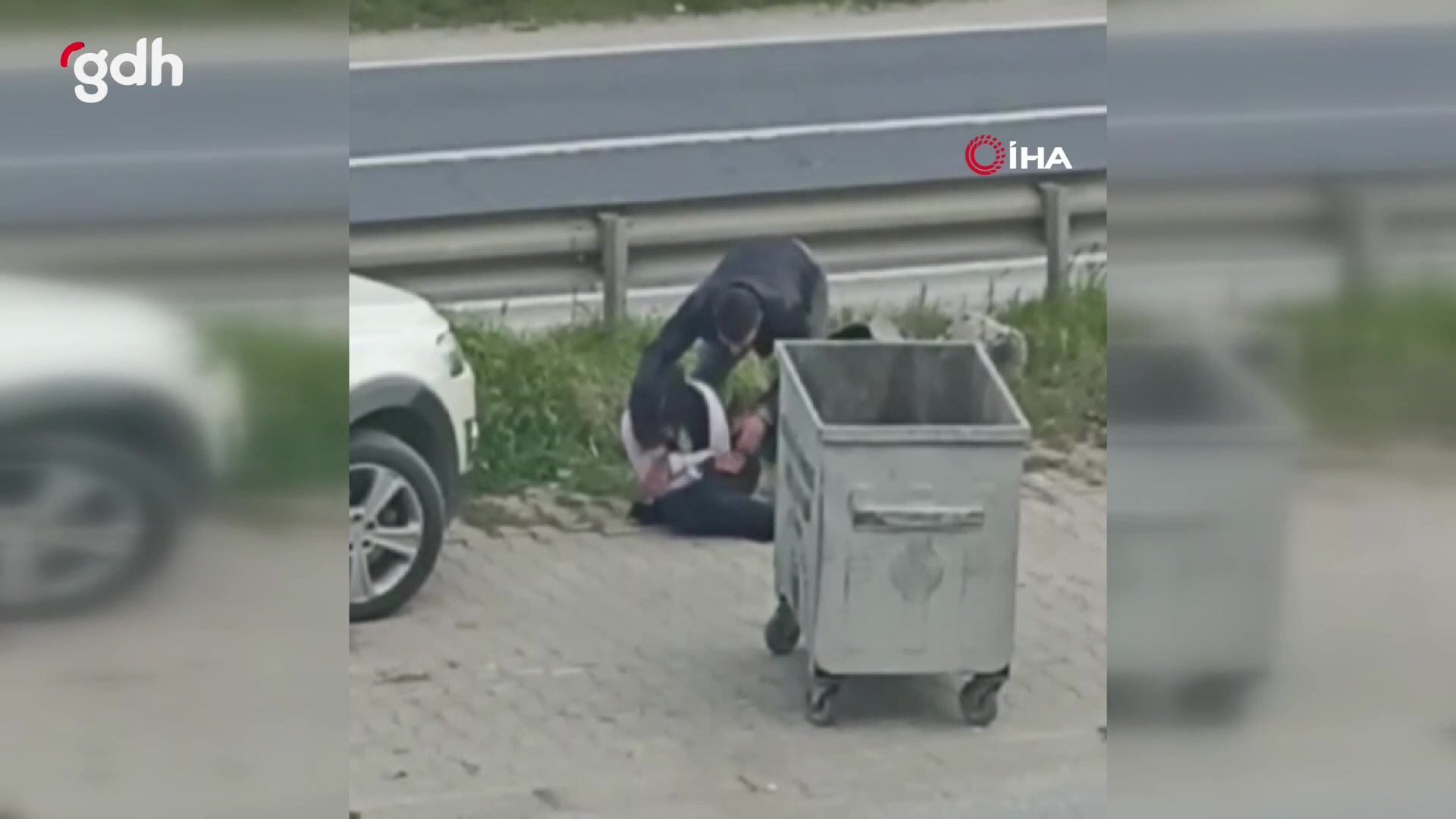 İstanbul'da alkollü kadın çöp konteynerine girmeye çalıştı