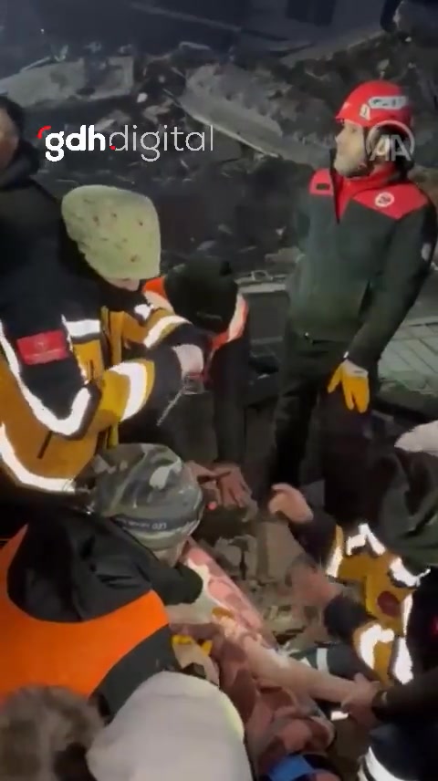 Antakya'da 50 saat sonra enkazdan 1 kişi sağ çıkarıldı